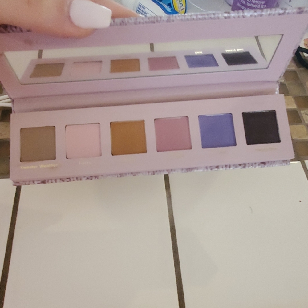 Eyeshadow palette - Picture 3 of 3